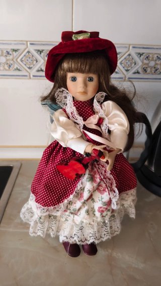 Muñeca antigua de porcelana con música