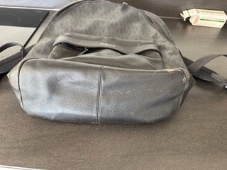 Mochila Michael Kors Negra.