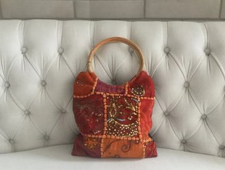 Bolso de mano ètnico patchwork con asas de mano.