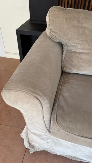 Dos sillones de tela beige