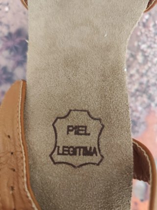 Sandalias de piel camel con cuña esparto