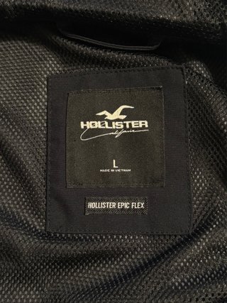 Chaqueta Hollister Negra con Logo Blanco