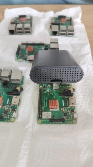5 Raspberry Pi 3b+ con carcasas y cargadores