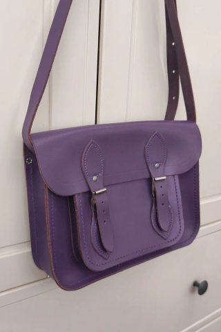 Bolso bandolera de piel morada
