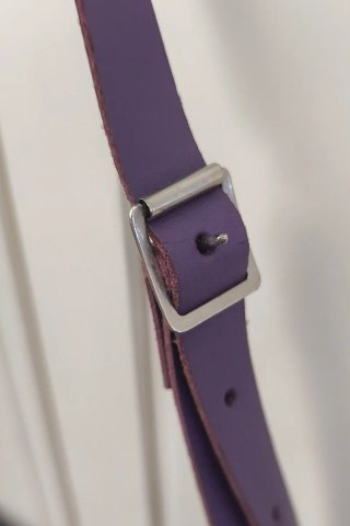 Bolso bandolera de piel morada
