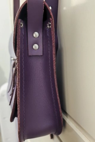 Bolso bandolera de piel morada