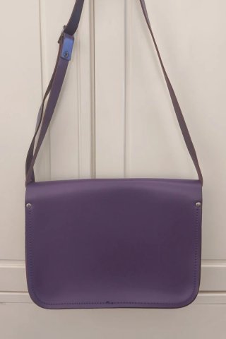 Bolso bandolera de piel morada