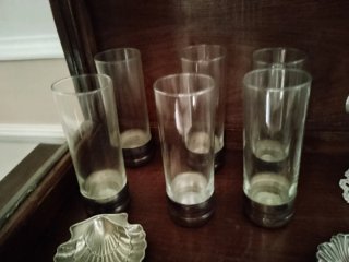 Seis vasos con base de plata