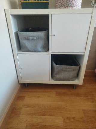 Mueble blanco con cajas de tela