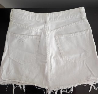 Falda tejana blanca desgastada