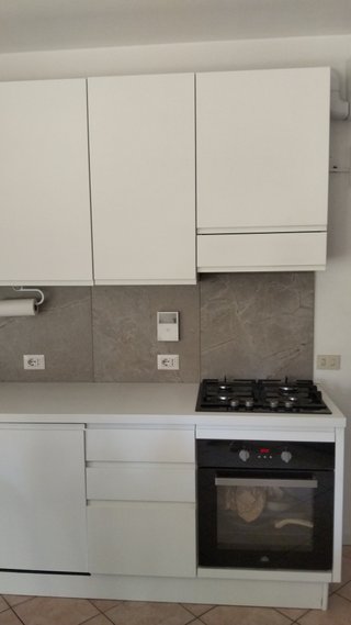 Cucina bianca componibile senza elettrodomestici