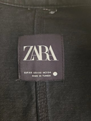 Cazadora vaquera Zara azul marino, da mucha talla