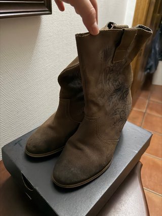 Botines marrones con bordado