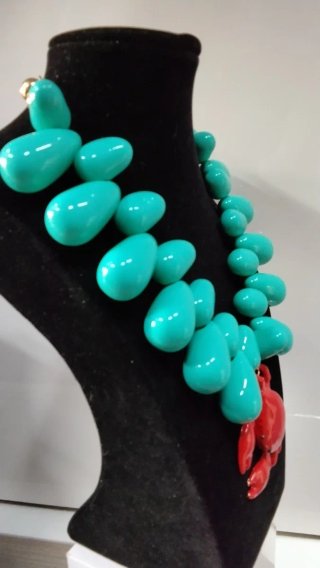 Collana con ciondolo granchio rosso e perle