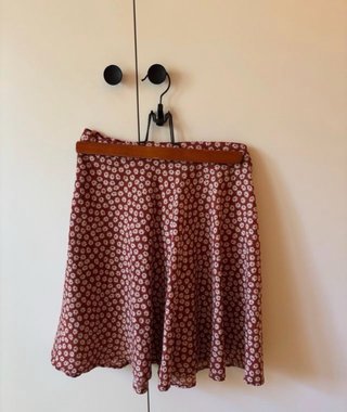 Falda New Look flores roja y blanca