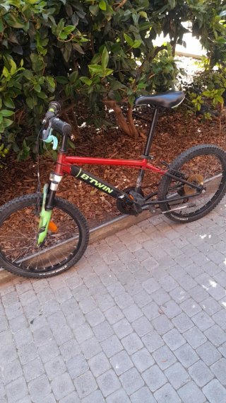 Bicicleta infantil B'TWIN roja y verde
