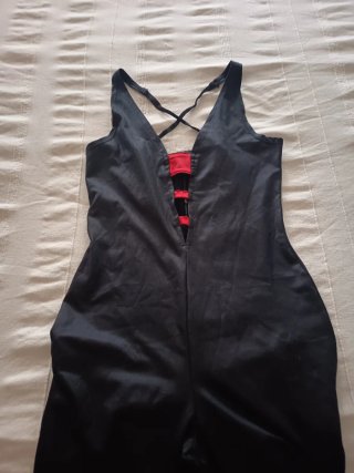 Mono largo negro con detalle rojo