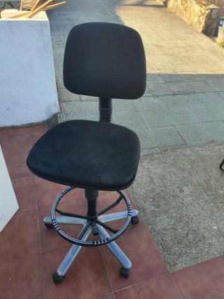 Silla de oficina elevable negra