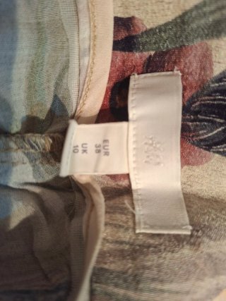Pantaloni floreali.