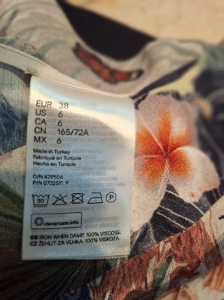 Pantaloni floreali.