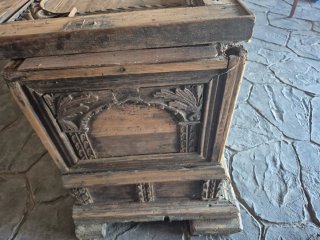 Arcón banco de madera tallada