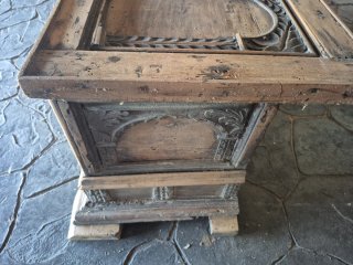 Arcón banco de madera tallada