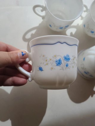 4 Tazas de Porcelana Blancas con Flores Azules