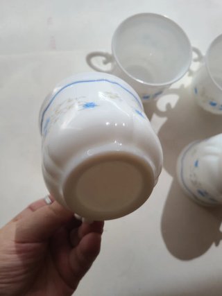 4 Tazas de Porcelana Blancas con Flores Azules