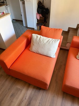 Sofá modular naranja de tela