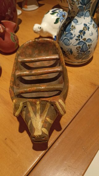 Figura cerámica antigua de cerdo