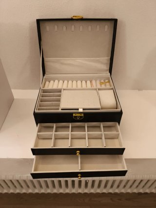 Portagioie grande nero con cassetti