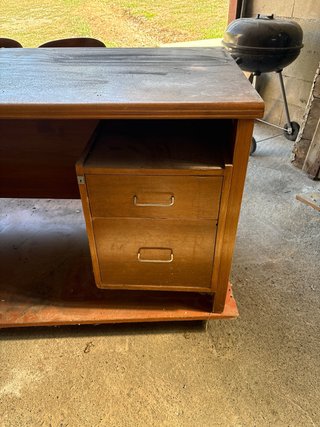 Escritorio grande de madera marrón