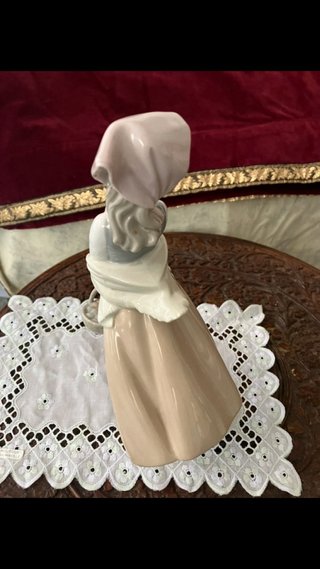 OPOR. LLADRÓ PRECIOSA !!10€ Figura Niña con flores