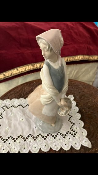 OPOR. LLADRÓ PRECIOSA !!10€ Figura Niña con flores