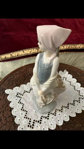 OPOR. LLADRÓ PRECIOSA !!10€ Figura Niña con flores