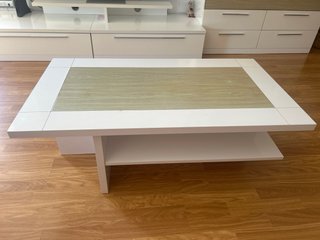 Mesa de centro blanca y madera