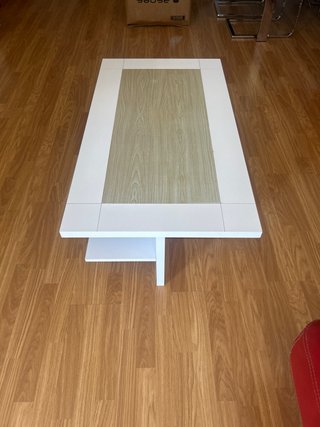Mesa de centro blanca y madera