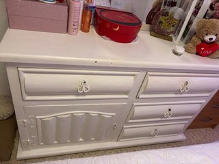 Cómoda de madera blanca.