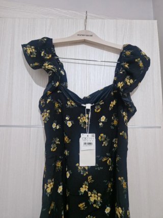 Vestido corto floral negro y amarillo