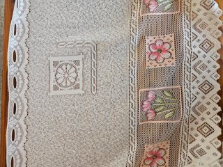Cortina corta bordada floral
