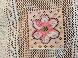 Cortina corta bordada floral