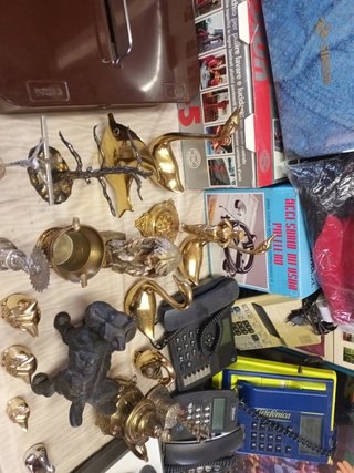 Lote de objetos decorativos y teléfonos