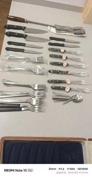 Cubertería de metal y madera