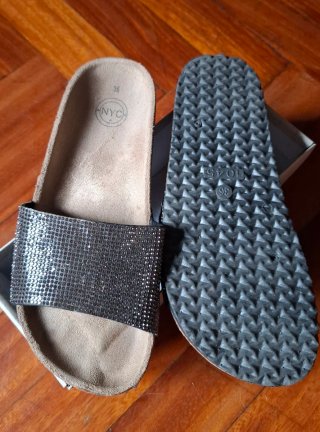Sandalias planas con brillantes plateadas