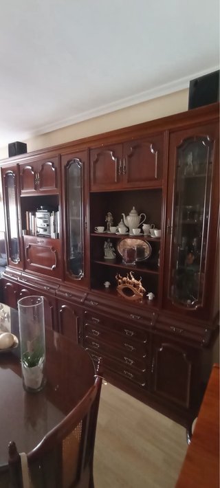 Mueble de salón de madera y cristal