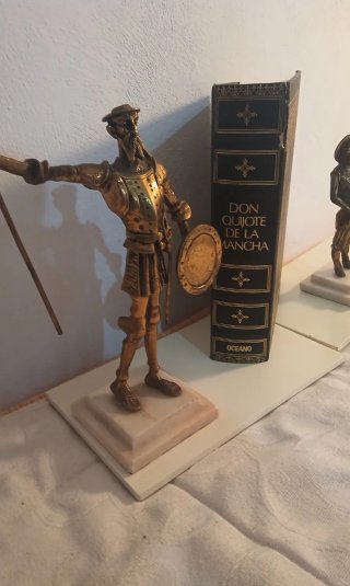 Libro y Figuras Bronce Don Quijote y Sancho Panza