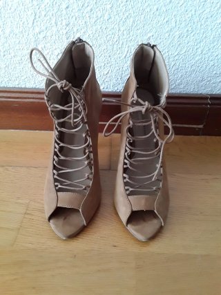 Sandalias abotinadas marrones n° 38 ZARA