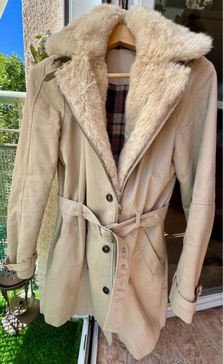 Abrigo beige mujer M con cuello de pelo