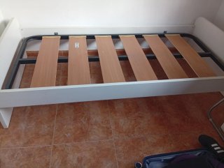 Cama individual con somier de láminas