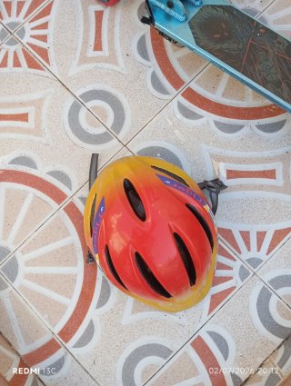 Patinete infantil con casco